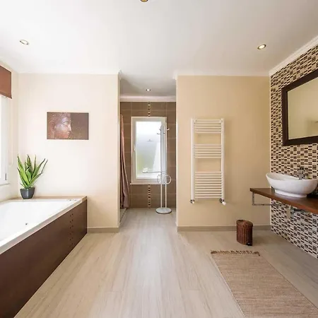 Sleeps 8 Air Con Wifi Villa