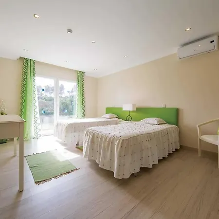 Sleeps 8 Air Con Wifi *