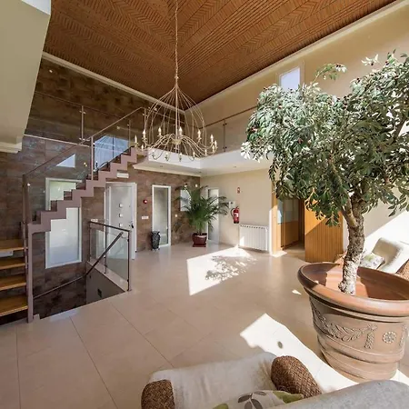 Villa Sleeps 8 Air Con Wifi