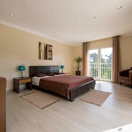 Sleeps 8 Air Con Wifi Villa