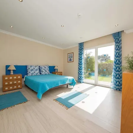 Villa Sleeps 8 Air Con Wifi