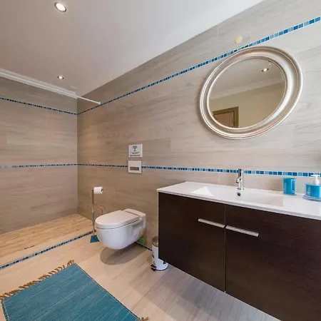 Sleeps 8 Air Con Wifi Villa *