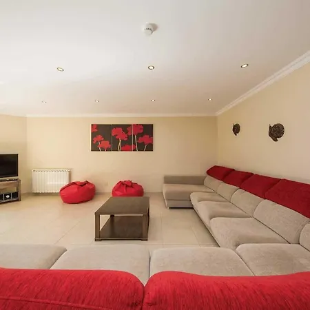 Sleeps 8 Air Con Wifi Villa